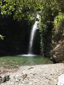 una cascada frente a una piscina de agua en L'ALMA VIVA (Anciennement La Diligence), en Verdese