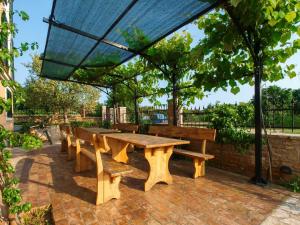 una mesa de picnic de madera y bancos bajo una sombrilla en Ferienwohnung für 4 Personen ca 48 qm in Medulin, Istrien Südküste von Istrien - b60940, en Medulin