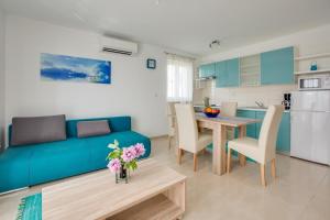 sala de estar con sofá azul y mesa en Ferienwohnung für 4 Personen ca 48 qm in Medulin, Istrien Südküste von Istrien - b60940, en Medulin