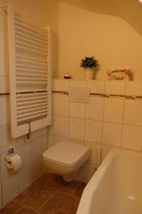 ein Badezimmer mit einem WC und einer Badewanne in der Unterkunft Ferienwohnung zum Küppchen  in Münstermaifeld