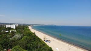 una vista sulla spiaggia con persone di Słoneczne Mieszkanko Przymorze 2 km do plaży a Danzica