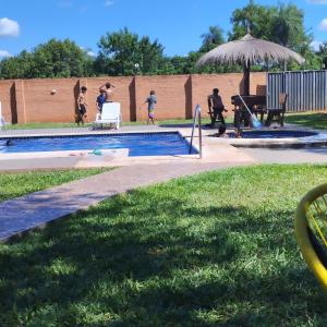 Quinta Dulce Morada في Capiatá: مجموعة من الناس يلعبون في حمام السباحة