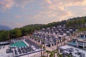 Вид на бассейн в Dedeman Olympos Health Resort или окрестностях