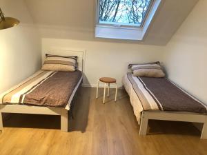 two beds in a small room with a window at 4 Zimmer-Komfortwohnung mit viel Platz in Haltern in Haltern