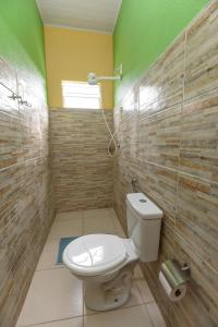 een badkamer met een toilet en een douche bij Suíte Sapoti - Quarto Casal in Barreirinhas