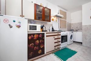 cocina con electrodomésticos blancos y nevera en Ferienwohnung für 4 Personen ca 60 qm in Rovinj, Istrien Istrische Riviera, en Rovinj