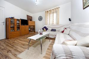 sala de estar con sofá y mesa en Ferienwohnung für 4 Personen ca 60 qm in Rovinj, Istrien Istrische Riviera, en Rovinj