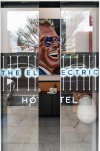 un collage de photos d'un bâtiment avec une photo dans l'établissement The Electric Hotel, à Geelong