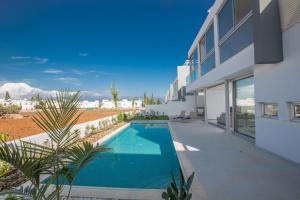una piscina en el patio trasero de una casa en Ferienhaus mit Privatpool für 7 Personen ca 137 qm in Pernera, Südküste von Zypern en Protaras