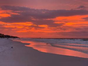 una puesta de sol en una playa con el océano en Nautilus 1402 - Gulf Front 1 Bedroom - 4th Floor en Fort Walton Beach