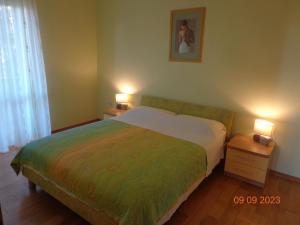 ein Schlafzimmer mit einem Bett und zwei Lampen an Tischen in der Unterkunft Ferienwohnung für 2 Personen   2 Kinder ca 60 m in Ližnjan, Istrien Südküste von Istrien - b53757 in Ližnjan