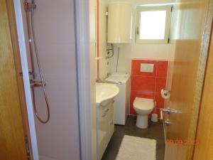 ein kleines Bad mit WC und Waschbecken in der Unterkunft Ferienwohnung für 2 Personen   2 Kinder ca 60 m in Ližnjan, Istrien Südküste von Istrien - b53757 in Ližnjan