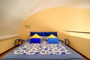 Ένα ή περισσότερα κρεβάτια σε δωμάτιο στο ampio loft con wi-fi a 50 metri dal mare