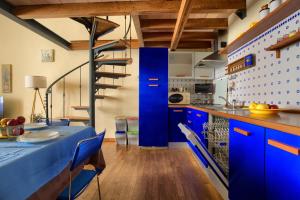 Η κουζίνα ή μικρή κουζίνα στο ampio loft con wi-fi a 50 metri dal mare