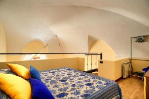 Ένα ή περισσότερα κρεβάτια σε δωμάτιο στο ampio loft con wi-fi a 50 metri dal mare +11 φωτογραφίες