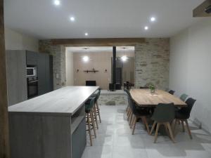 Una cocina o cocineta en Gîte La Maijou d'Aômés