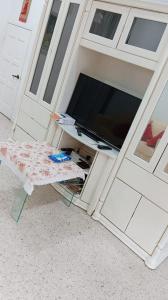 stół przed drzwiami z telewizorem w obiekcie Sutera Homestay w mieście Sungai Petani