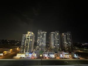 un perfil urbano por la noche con edificios altos en Dubai 7 en Dubái