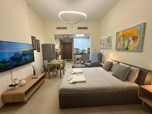 ein Wohnzimmer mit einem Bett und einem Esszimmer in der Unterkunft Dubai 7 in Dubai