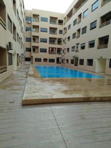 un gran edificio con una piscina en un patio en Marrakech central appartement, en Marrakech