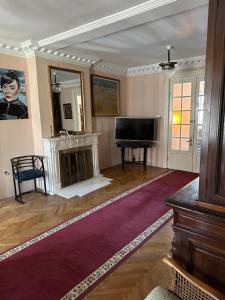 a living room with a fireplace and a television at City center apartment in Constanţa