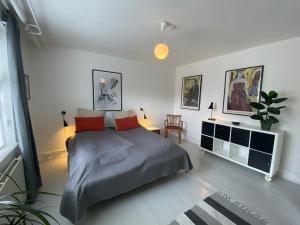1 dormitorio con 1 cama, mesa y sillas en City Sleep Svendborg, en Svendborg