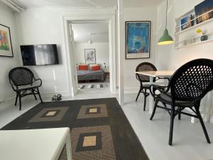 スベンボーにあるCity Sleep Svendborgのリビングルーム(テーブル、椅子、ソファ付)