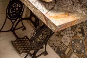 Ammos Apartment - in neu gebautem Designerhaus في فاليراكي: طاولة ذات سطح رخامي موضوعة فوق أرضية