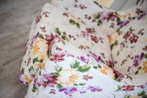 Ammos Apartment - in neu gebautem Designerhaus في فاليراكي: صورة مقربة لأريكة مزينة بنقوش زهرية