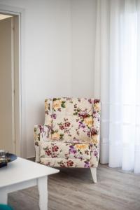 Ammos Apartment - in neu gebautem Designerhaus في فاليراكي: كرسي زهري في غرفة مع طاولة +14 صورة