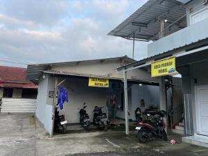 un groupe de motocycles garés dans un garage dans l'établissement omah ndeso, à Purworejo