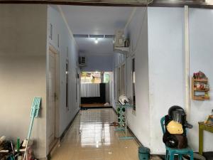 un couloir avec un mur blanc et un couloir avec une chambre dans l'établissement omah ndeso, à Purworejo