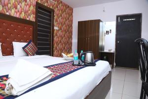 Hotel MN Grand Shamshabad Airport Zone Hyderabad客房内的一张或多张床位
