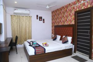 Hotel MN Grand Shamshabad Airport Zone Hyderabad客房内的一张或多张床位