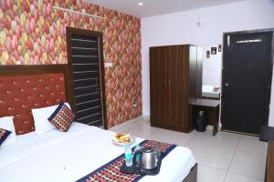Hotel MN Grand Shamshabad Airport Zone Hyderabad客房内的一张或多张床位