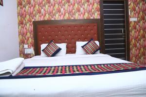 Hotel MN Grand Shamshabad Airport Zone Hyderabad客房内的一张或多张床位
