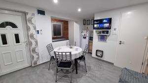 Kuchyň nebo kuchyňský kout v ubytování HT Apartman