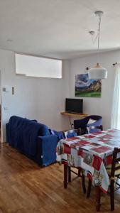 ein Wohnzimmer mit einem Sofa und einem Tisch in der Unterkunft MUN Apartment - Major Unforgettable Nights in Fuipiano Valle Imagna