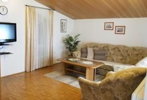 ein Wohnzimmer mit einem Sofa und einem Tisch in der Unterkunft Apartment Kata in Makarska