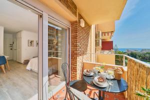 a balcony with a table with food on it at Gran piscina con toboganes ESTUDIO MINERVA MEDITERRANEAN SEA in Benalmádena