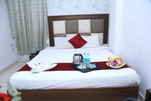 Hotel MN Grand Shamshabad Airport Zone Hyderabad客房内的一张或多张床位