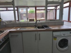 Η κουζίνα ή μικρή κουζίνα στο Eddiwick House - Huku Kwetu Dunstable -Spacious 4 Bedroom House - Beds Suitable for Builders and Contractors +6 φωτογραφίες