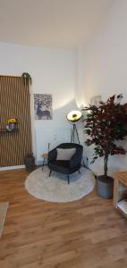 a room with a chair and a table and a tree at JanPartment - geräumig - W-LAN - Natur - Garten - Entspannung - zentral - 10 Min WV-Werk - Carport - 24h CheckIn in Wolfsburg