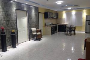 une grande chambre avec une cuisine et un salon dans l'établissement Acogedor departamento en el centro de la ciudad, à Reynosa