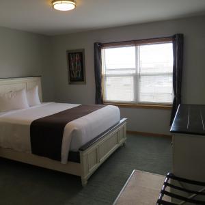 um quarto com uma cama grande e uma janela em Dockside Suites em Digby