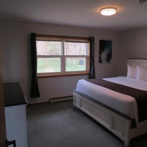 Un dormitorio con una cama grande y una ventana en Dockside Suites, en Digby