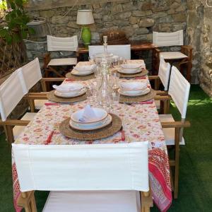een tafel met borden en wijnglazen erop bij Villa delle Croci in Scandicci
