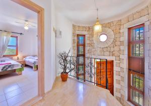 Postel nebo postele na pokoji v ubytování Yarımada Deniz Manzaralı Villa Cindy + 35 fotografií