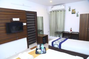 Hotel MN Grand Shamshabad Airport Zone Hyderabad客房内的一张或多张床位