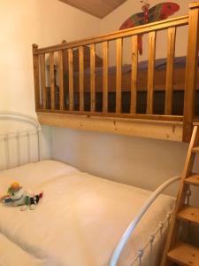 ein Kinderzimmer mit einem Etagenbett und einem Spielzeug in der Unterkunft Le Pigeonnier Ardéchois in Saint-Julien-du-Gua
